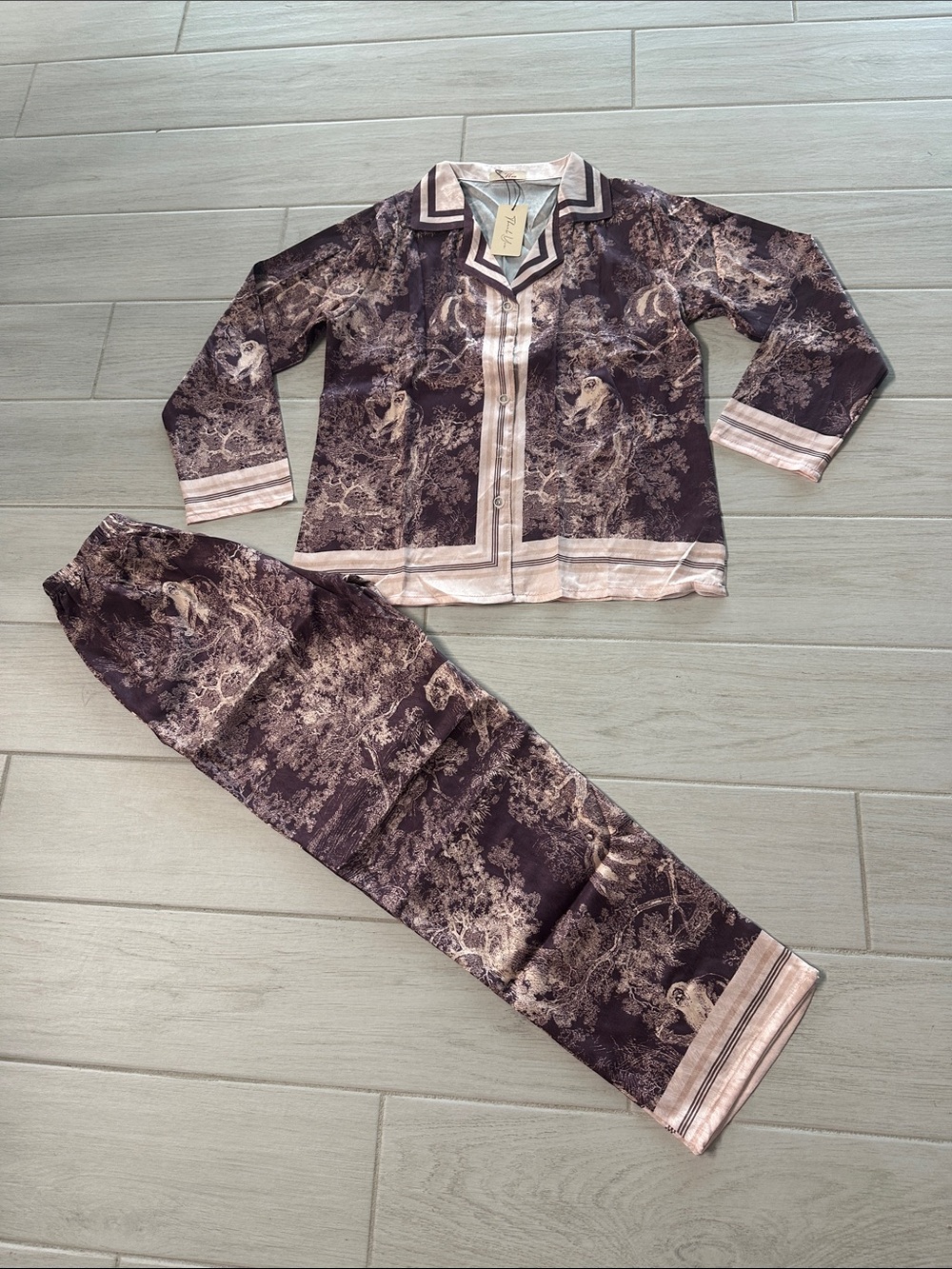 Print of wildlife scratch silk pajamas set